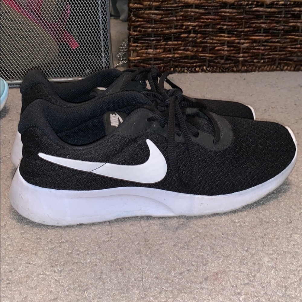 Black nike shoes